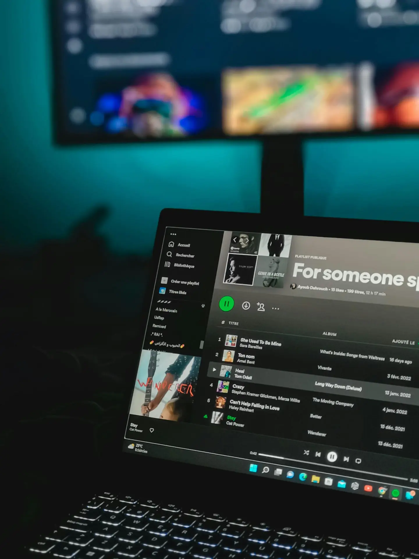 Playlist de streaming affichée sur un écran dans un studio sombre