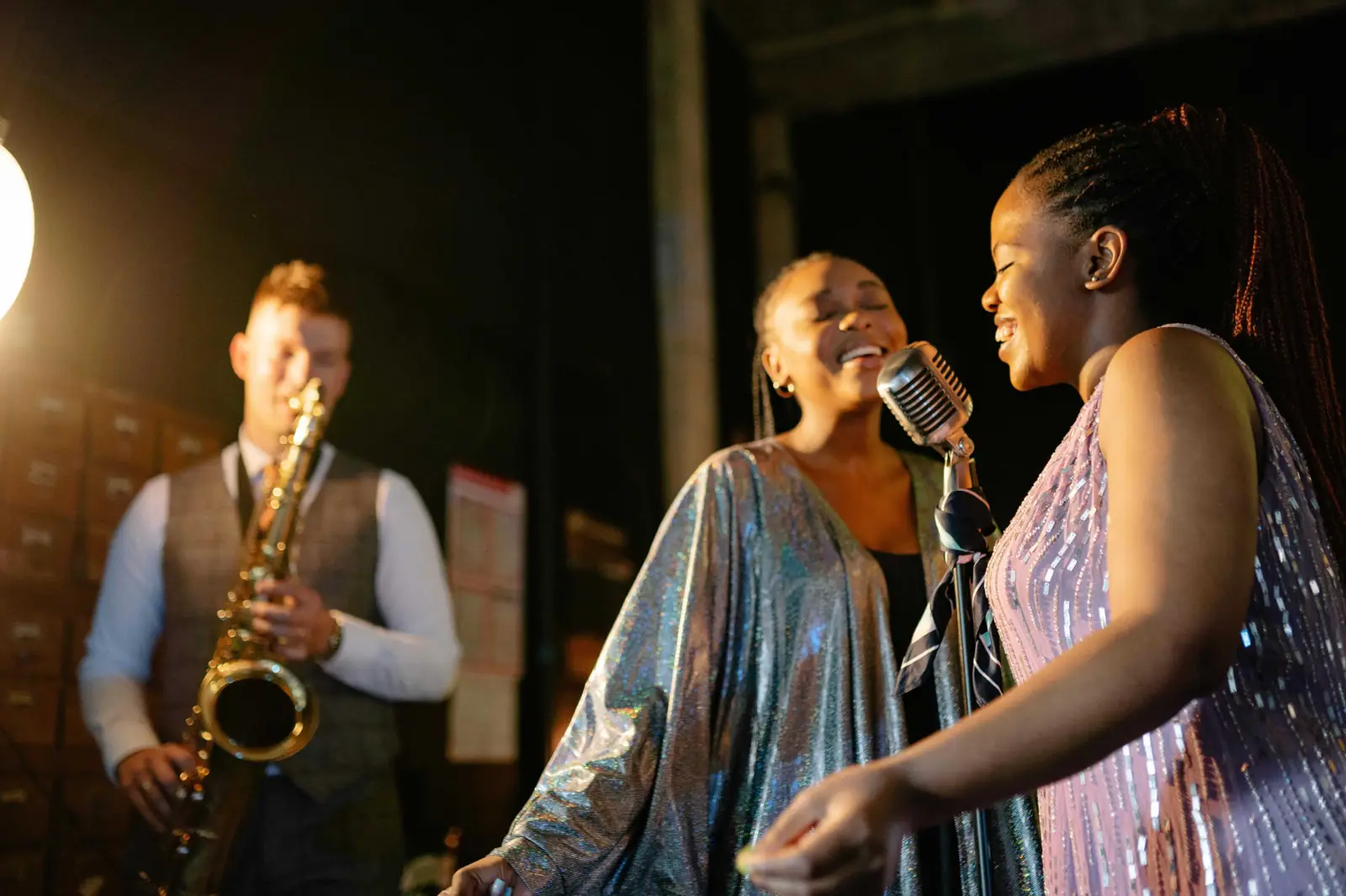 Chanteuses et saxophoniste sur une scène intimiste
