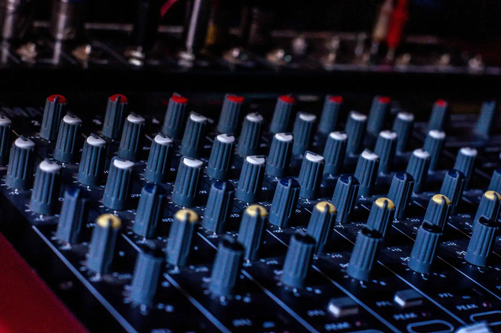 Console de mixage analogique en gros plan