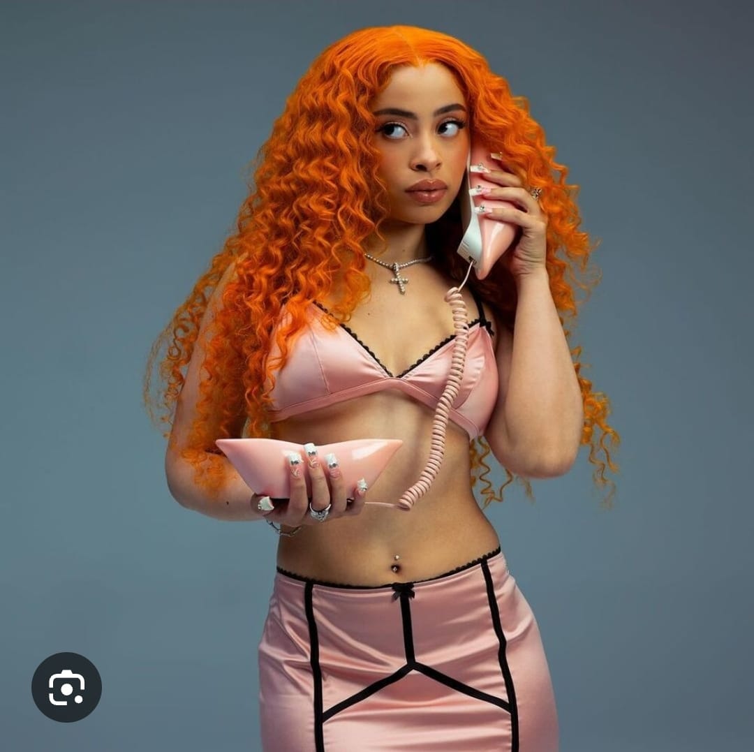 Artiste avec cheveux roux
