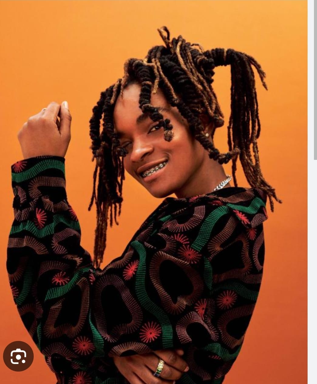 Artiste avec dreadlocks